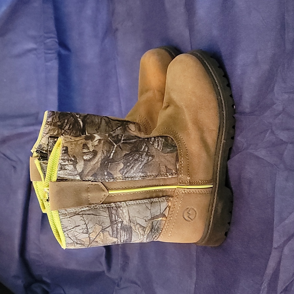 Magellan Boys size 2D Camouflage/Tan suede boots